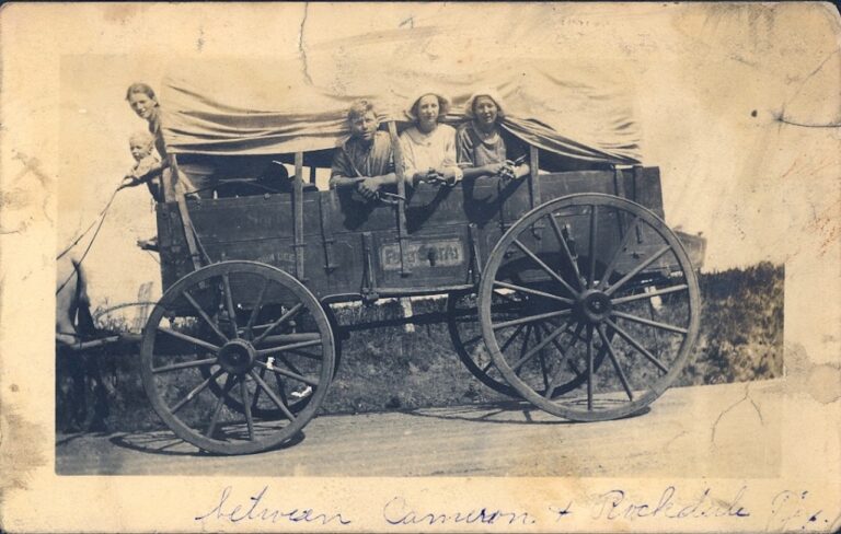 vintage, covered wagon, family-1592014.jpg